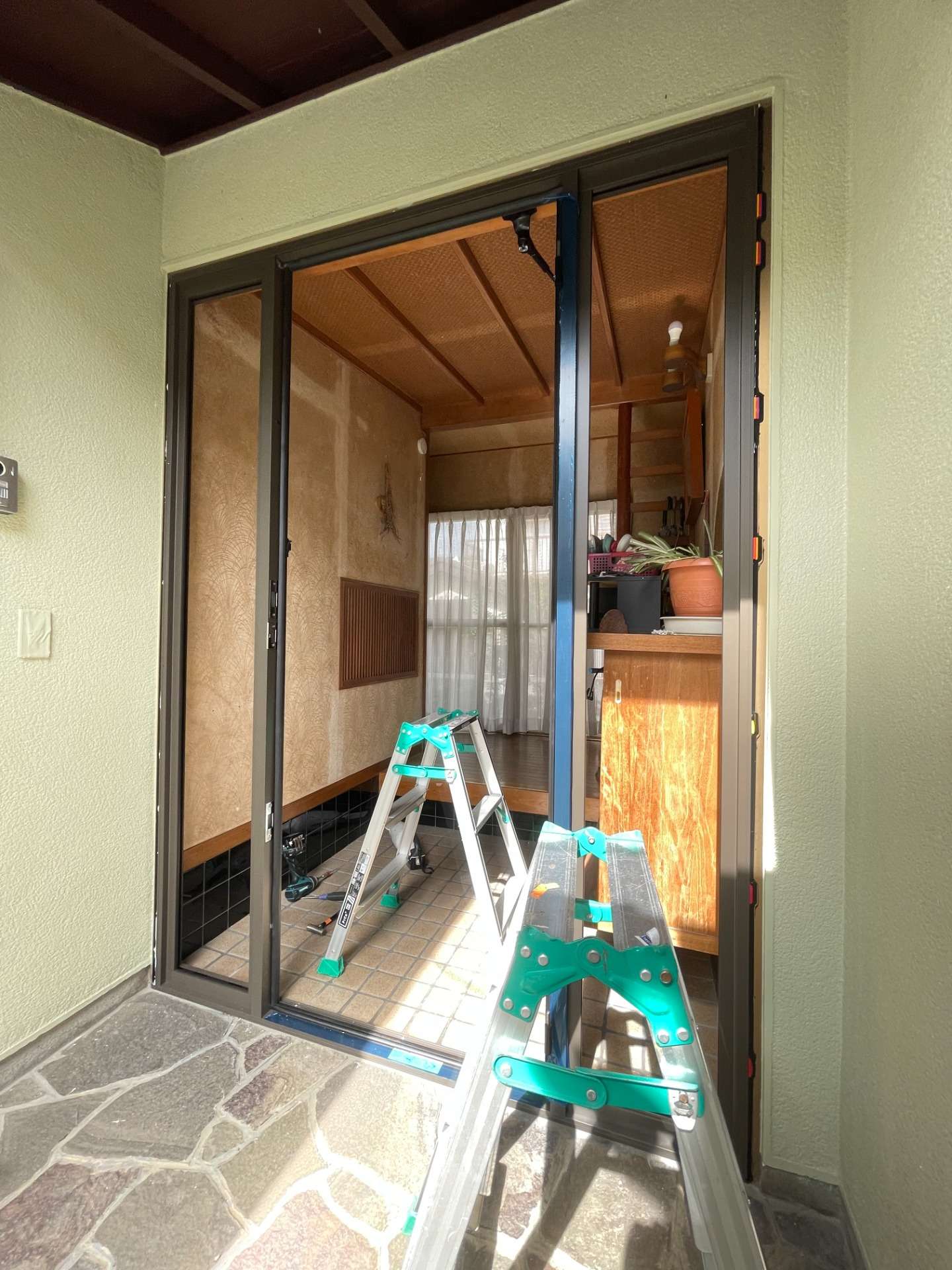施工事例　玄関ドアリフォーム　引戸からドアへ、防犯対策のリフォームです。