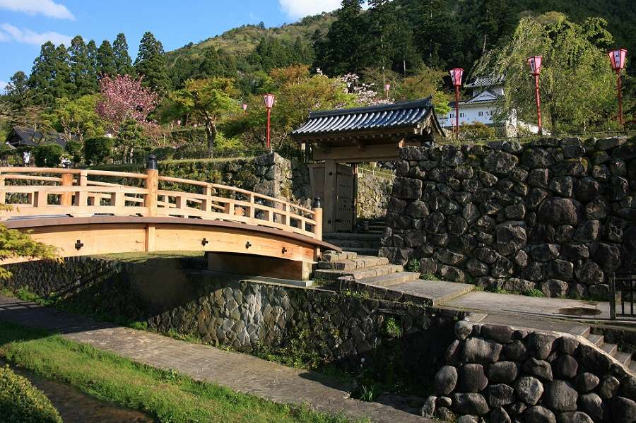 ニッコー液体ガラス施工実績　兵庫県の出石城にて、意匠仕上げの木材保護、強化、改質に役立てられています。