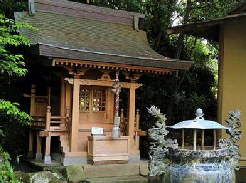 ニッコー液体ガラス施工実績　鎌倉杉本寺大藏弁財天御堂　躯体意匠仕上げの木材保護、強化、改質に役立てられています。