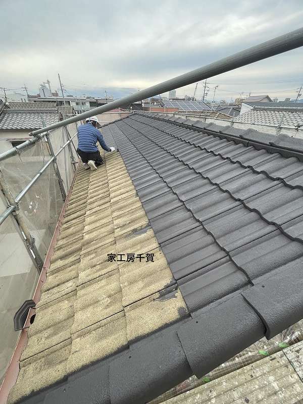 施工風景　屋根塗装工事中の様子でございます。誠にありがとうございます。