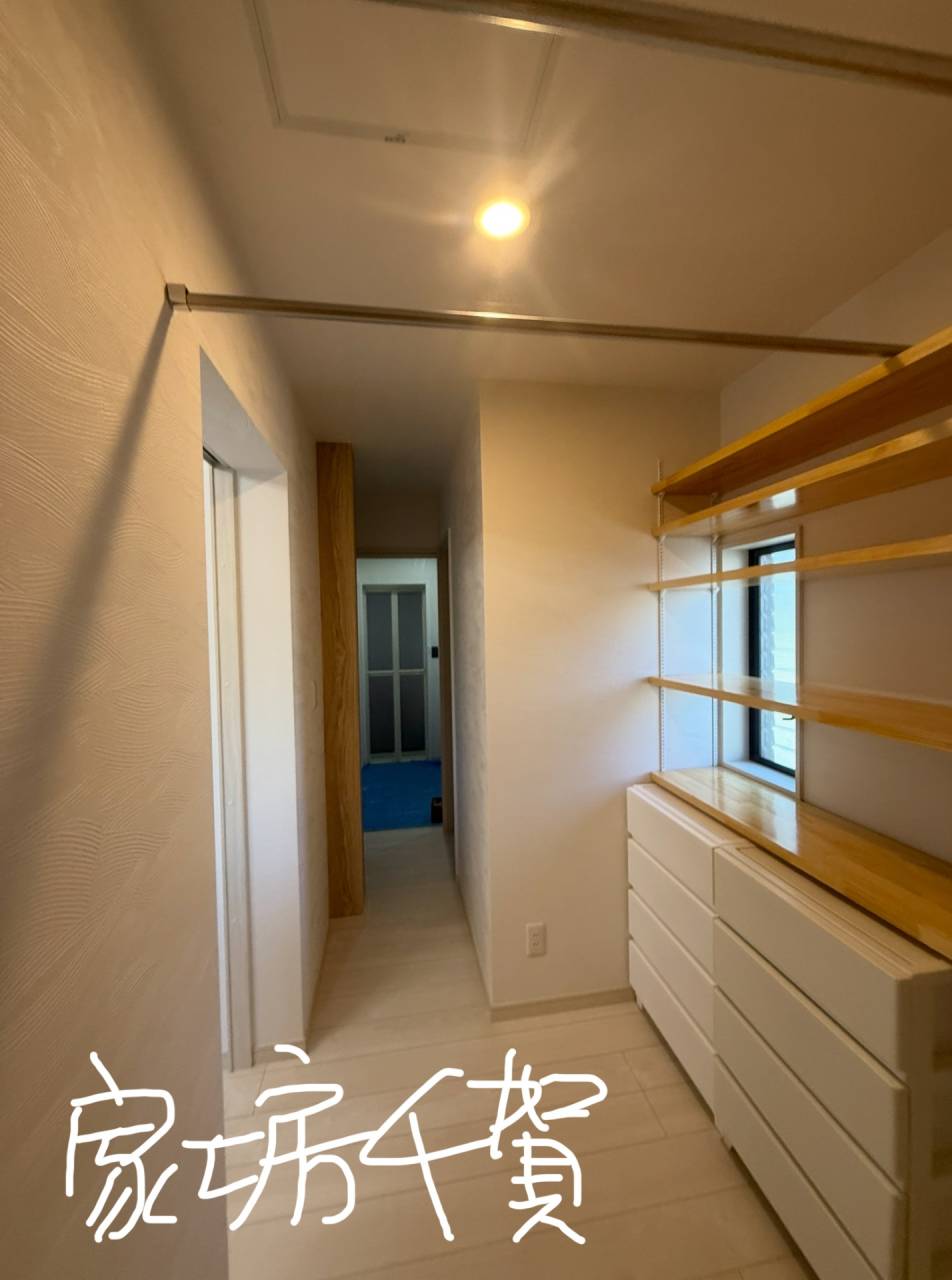 施工事例　通路と収納、家事動線の要望と共に、耐力壁をWICに収納させて頂きました。