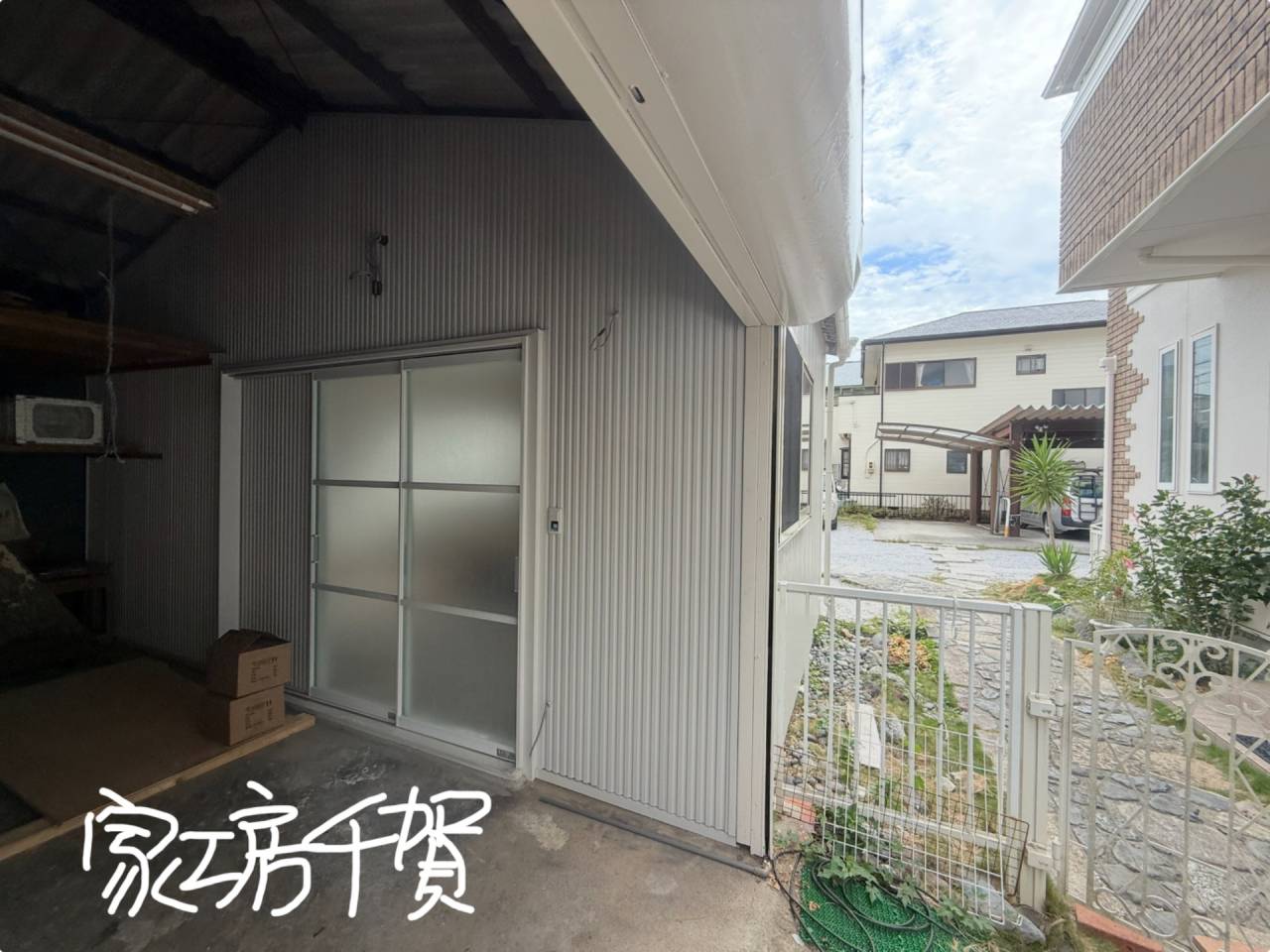 施工事例　外壁張替改修工事　ガルバリウム鋼板、角八＋アルミ、スクリーンパーテーション