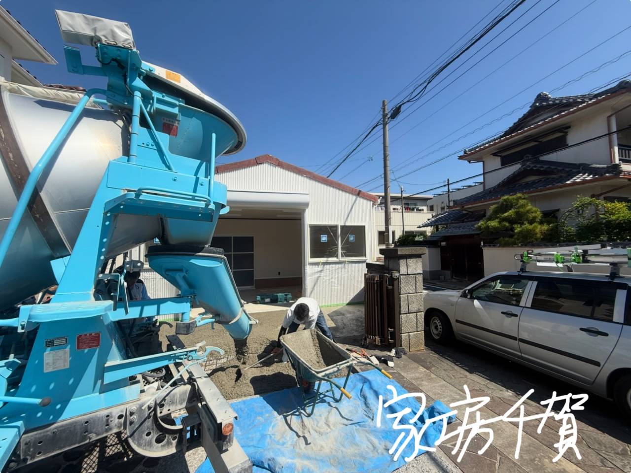 施工風景　ガレージに入庫しやすくする為に、バリアフリーに打設する。