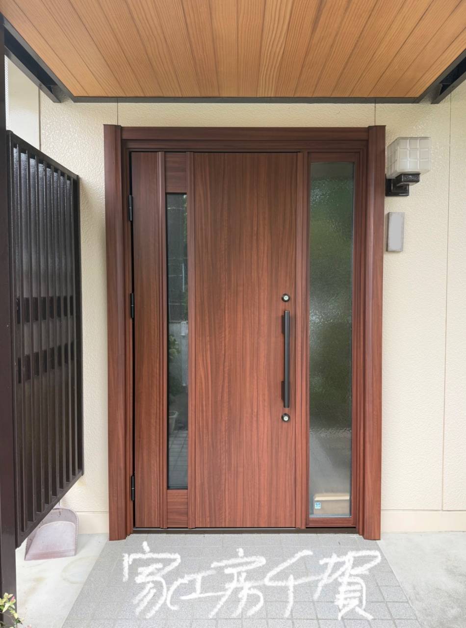Case study④　無垢木製〜木目アルミ製玄関ドアに改修リフォーム