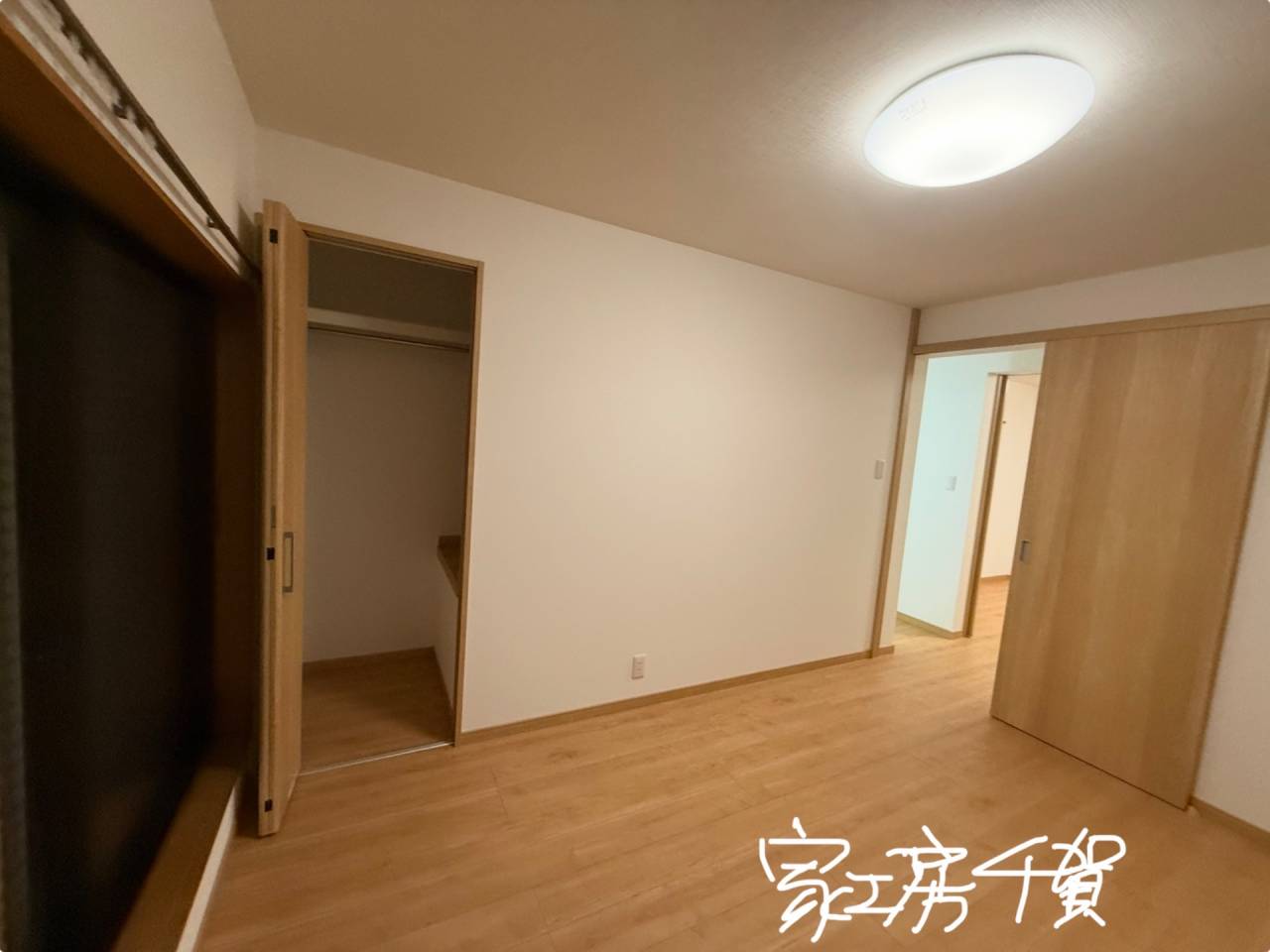 施工事例　洋間、収納⇨洋間、クローゼット+多段収納棚へリノベーション　先進的窓リノベ補助金活用