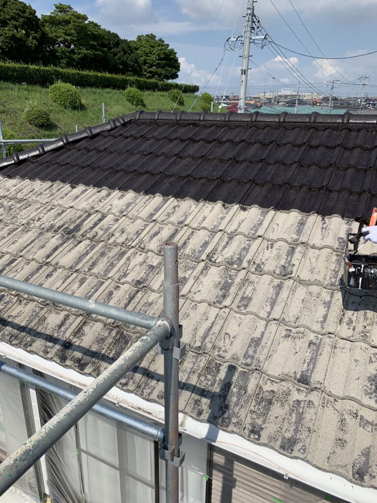 施工事例　屋根塗装工事　施工中の風景